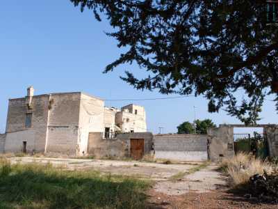 Dotato di un locale sotterraneo, si innalza su due piani e presenta due nuclei ben distinti...